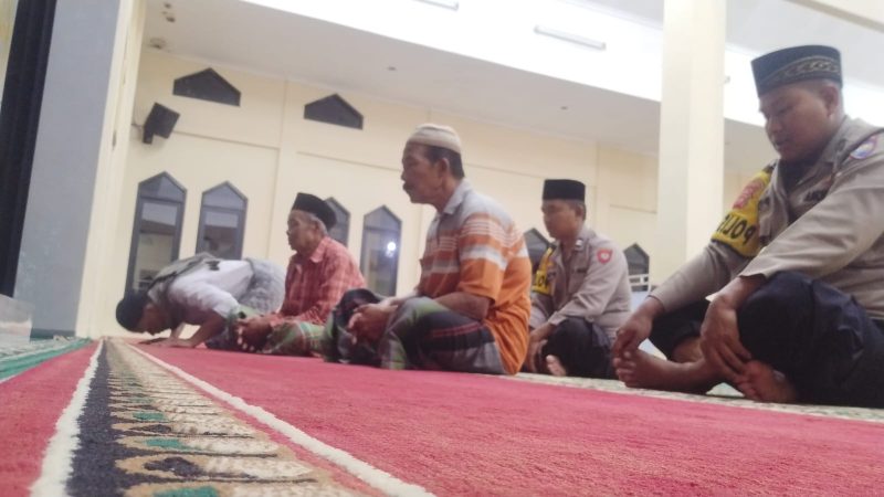 Polsek Pasirwangi Polres Garut melaksanakan kegiatan safari ibadah Shalat Subuh berjamaah bersama warga Kec. Pasirwangi Kab. Garut.