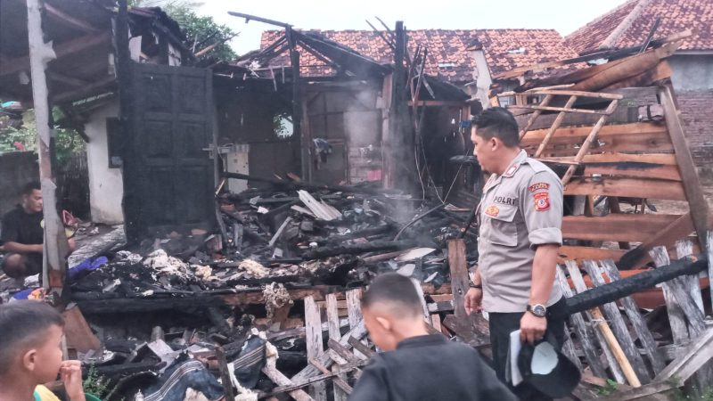 Polsek Pameungpeuk Polres Garut bantu padamkan api dalam peristiwa kebakaran salah satu rumah milik warga Desa Pameungpeuk Kec. Pameungpeuk Kab. Garut. Minggu (12/11/2023).