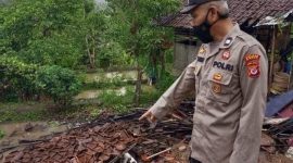 Polsek Bungbulang Polres Garut mendapatkan laporan dari warga tentang bencana alam tanah longsor di Desa Bungbulang Kec. Bungbulang Kab. Garut. Minggu (12/11/2023).