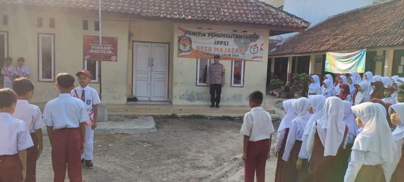 Kapolres Garut AKBP Rohman Yonky Dilatha, S.I.K, M.Si, menginstruksikan seluruh personil Polres Garut beserta Polsek jajaran untuk melaksanakan program Polres Garut Police Goes To School. Senin (13/11/2023).                              