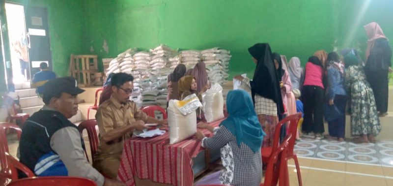 Polsek Cihurip Polres Garut lakukan monitoring penyaluran bantuan cadangan beras pangan tahap 6 pangan dari pemerintah tahun 2023 untuk warga Desa Mekarwangi Kecamatan Cihurip Kabupaten Garut. Senin (13/11/2023).