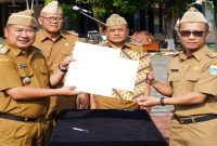 Bupati Rudy Gunawan lantik 23 Pegawai Negeri Sipil (PNS) dalam Jabatan Administrasi dan 13 PNS dalam Jabatan Fungsional di Lingkungan Pemkab Garut. Prosesi pelantikan juga menjadi panggung bagi beberapa PNS yang mendapatkan promosi, termasuk Deden Nurdiana, Sekretaris Kelurahan Ciwalen Kecamatan Garut Kota, yang kini menjabat sebagai Lurah Cimuncang.