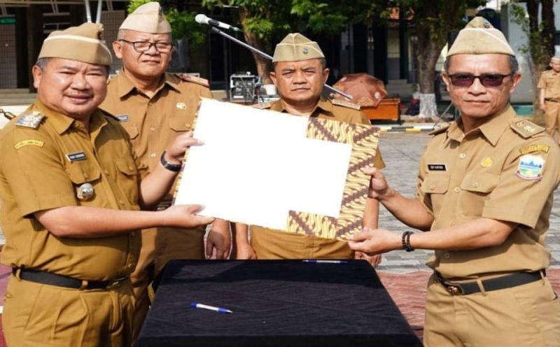 Bupati Rudy Gunawan lantik 23 Pegawai Negeri Sipil (PNS) dalam Jabatan Administrasi dan 13 PNS dalam Jabatan Fungsional di Lingkungan Pemkab Garut. Prosesi pelantikan juga menjadi panggung bagi beberapa PNS yang mendapatkan promosi, termasuk Deden Nurdiana, Sekretaris Kelurahan Ciwalen Kecamatan Garut Kota, yang kini menjabat sebagai Lurah Cimuncang.