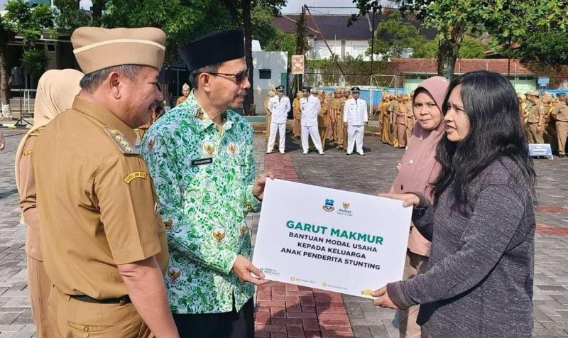 Badan Amil Zakat Nasional (BAZNAS) Kabupaten Garut memberikan bantuan modal usaha dan santunan kepada keluarga balita stunting. Bupati Garut, Rudy Gunawan, secara simbolis menyerahkan bantuan tersebut pada apel gabungan terbatas di Lapangan Sekretariat Daerah, Senin (13/11/2023).