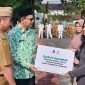 Badan Amil Zakat Nasional (BAZNAS) Kabupaten Garut memberikan bantuan modal usaha dan santunan kepada keluarga balita stunting. Bupati Garut, Rudy Gunawan, secara simbolis menyerahkan bantuan tersebut pada apel gabungan terbatas di Lapangan Sekretariat Daerah, Senin (13/11/2023).