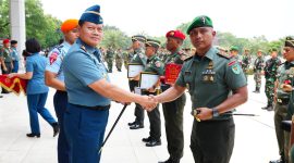 Pangdam III/Siliwangi Mayjen TNI Erwin Djatniko menghadiri Upacara Pemberian Penghargaan Kepada Prajurit Berprestasi dengan Inspektur Upacara (Irup) Panglima TNI Laksamana TNI Yudo Margono, S.E., M.M., di Selasar Gedung Soedirman Mabes TNI Cilangkap Jakarta Timur, Senin (13/11/2023).