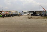 Industrialisasi berkontribusi pada pertumbuhan ekonomi dengan meningkatkan kapasitas produktif, penciptaan lapangan kerja, inovasi, dan penggunaan sumber daya yang optimal. Keterbukaan perdagangan meningkatkan investasi asing langsung (FDI), integrasi pasar global, kemajuan teknologi, dan kapasitas produktif negara.
