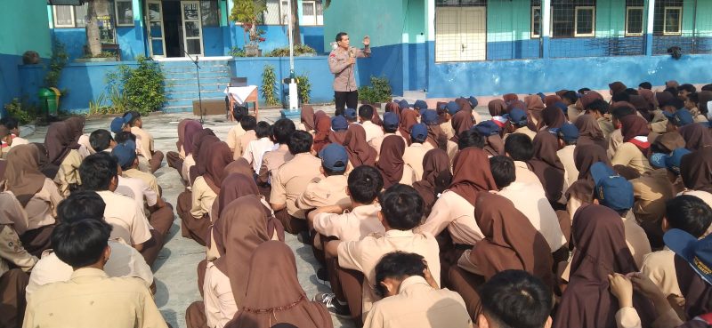 Kapolres Garut AKBP Rohman Yonky Dilatha, S.I.K, M.Si, menginstruksikan seluruh personil Polres Garut beserta Polsek jajaran untuk melaksanakan program Polres Garut Police Goes To School. Selasa (14/11/2023).                               