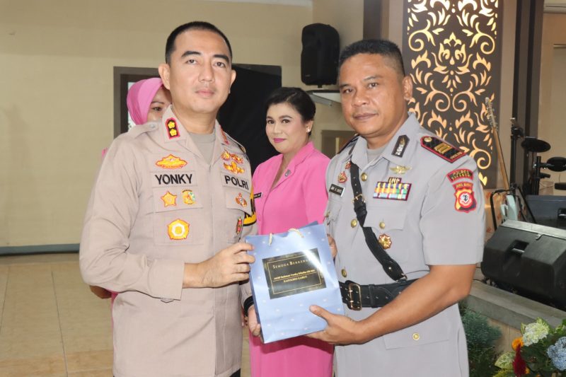 Kapolres Garut AKBP Rohman Yonky Dilatha, S.I.K, M.Si, serah terimakan jabatan Kasat Narkoba Polres Garut. Kegiatan upacara serah terima jabatan tersebut dilaksanakan di Aula Mumun Surachman Polres Garut Jl. Jendral Sudirman no 204 Kec. Karangpawitan Kab. Garut. Rabu (15/11/2023).