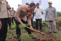 Bertempat di Bendungan Copong BBWS Cimanuk Cisanggarung Kec. Banyuresmi Kab. Garut, Polres Garut melaksanakan kegiatan penanaman pohon. Rabu (15/11/2023).