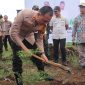 Bertempat di Bendungan Copong BBWS Cimanuk Cisanggarung Kec. Banyuresmi Kab. Garut, Polres Garut melaksanakan kegiatan penanaman pohon. Rabu (15/11/2023).