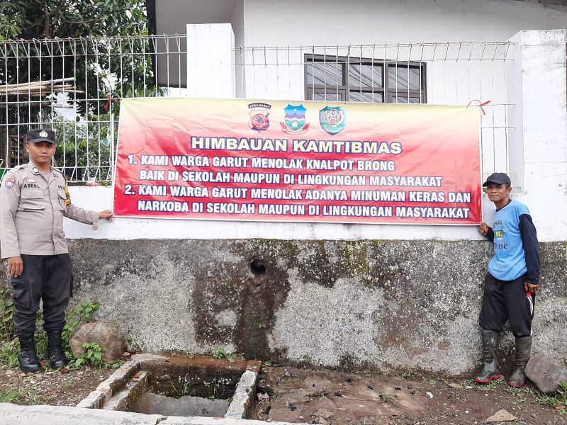 Sebagai bentuk upaya menertibkan penggunaan knalpot brong/tidak standar dan pengedaran miras atau narkoba di Kabupaten Garut, Polsek Tarogong Kidul bersama warga melaksanakan pemasangan spanduk himbauan.