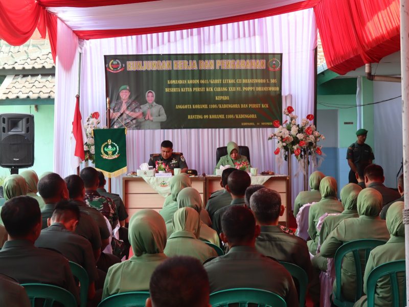 Komandan Kodim 0611/Garut  Letkol  Czi Dhanisworo, S.Sos dan Ketua Persit KCK Cab XXII DIM 0611 Ny. Popy Dhanisworo melaksanakan Kunjungan kerja ke Koramil 1108 /Kadungora. Selasa (14/11/2023). 