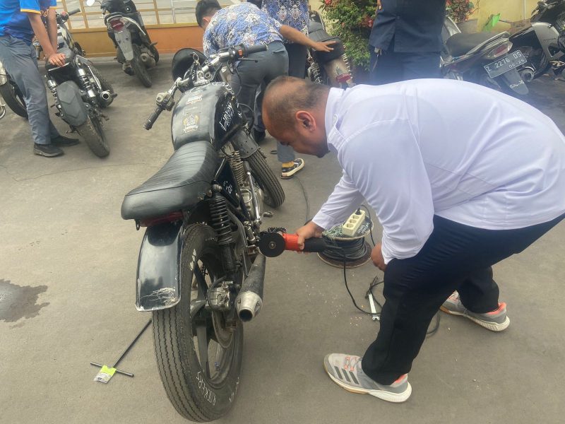 Dalam rangka pemeliharaan kamtibmas dan menciptakan situasi keamanan dan ketertiban masyarakat yang kondusif.  Polsek Tarogong Kaler Polres Garut melaksanakan operasi penertiban knalpot bising di Wilayah hukum Polres Garut. Rabu (15/11/2023).