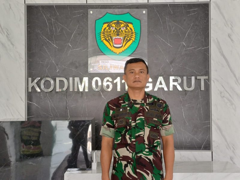 Sertu Moc. Chabibur Rochman, seorang Babinsa di Koramil 1108/Kdr Kodim 0611/Garut, Korem 062/TN, telah menciptakan inovasi kompor kreatif berbahan bakar minyak oli bekas. Inovasi ini dinilai memiliki potensi yang baik dalam aspek ekonomis dan keberlanjutan.