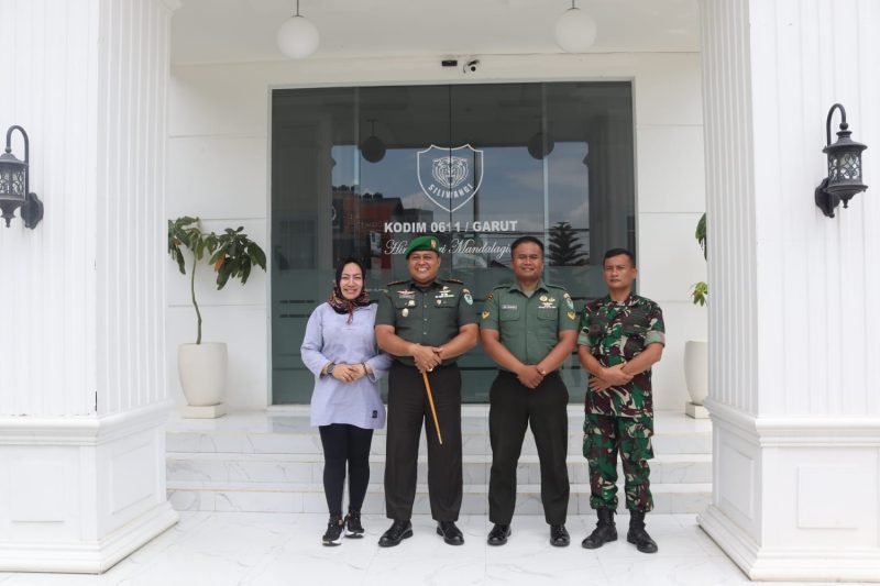 Dandim 0611/Garut, Letkol Czi Dhanisworo, S.Sos, memberikan apresiasi tinggi terhadap inovasi yang dibuat oleh dua Babinsa Kodim 0611/Garut. Sertu Ari Purwanto menciptakan Drone Tembak Sangkuriang, sementara Sertu Moc. Chabibur Rochman menciptakan kompor kreatif berbahan bakar minyak oli bekas.
