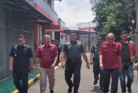 Dandim 0611/Garut, Letkol CZI. Dhanisworo bersama Ketua Persit KCK Cabang XXII Kodim 0611 Garut, Ny. Poppy Dhanisworo menyambangi Lembaga Pemasyarakatan (Lapas). Garut. Kamis, (16/11/2023).