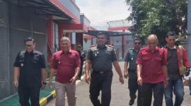 Dandim 0611/Garut, Letkol CZI. Dhanisworo bersama Ketua Persit KCK Cabang XXII Kodim 0611 Garut, Ny. Poppy Dhanisworo menyambangi Lembaga Pemasyarakatan (Lapas). Garut. Kamis, (16/11/2023).