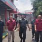 Dandim 0611/Garut, Letkol CZI. Dhanisworo bersama Ketua Persit KCK Cabang XXII Kodim 0611 Garut, Ny. Poppy Dhanisworo menyambangi Lembaga Pemasyarakatan (Lapas). Garut. Kamis, (16/11/2023).