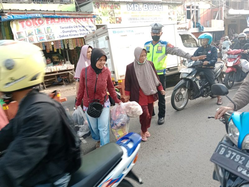 Dalam rangka pemeliharaan Kamtibmas di wilayah hukum Polres Garut, Anggota Polsek Karangpawitan Polres Garut melaksanakan kegiatan rutin pelayanan rawan pagi. Jum’at (17/11/2023).