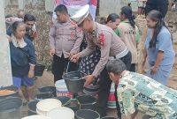 Akibat fenomena alam El Nino yang mengakibatkan cuaca kemarau berkepanjangan di Indonesia khususnya di Kabupaten Garut,  beberapa wilayah mendapatkan dampak kekeringan lahan dan kekurangan air bersih yang dialami oleh warga sekitar.