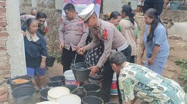 Akibat fenomena alam El Nino yang mengakibatkan cuaca kemarau berkepanjangan di Indonesia khususnya di Kabupaten Garut,  beberapa wilayah mendapatkan dampak kekeringan lahan dan kekurangan air bersih yang dialami oleh warga sekitar.