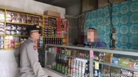 Masih dalam rangka memberantas maraknya peredaran minuman keras di Kecamatan Bayongbong, Polsek Bayongbong Polres Garut gencar laksanakan Operasi Pekat (penyakit masyarakat) dengan sasaran minuman keras. Kamis (16/11/2023).
