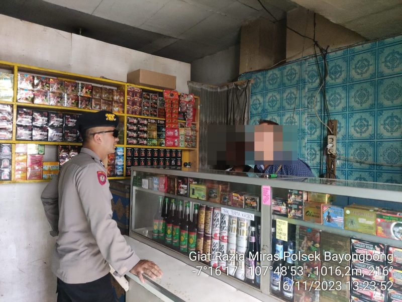 Masih dalam rangka memberantas maraknya peredaran minuman keras di Kecamatan Bayongbong, Polsek Bayongbong Polres Garut gencar laksanakan Operasi Pekat (penyakit masyarakat) dengan sasaran minuman keras. Kamis (16/11/2023).

