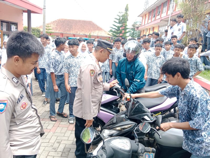 Dalam rangka pemeliharaan kamtibmas dan menciptakan situasi keamanan dan ketertiban masyarakat yang kondusif.  Polsek Karangpawitan Polres Garut melaksanakan operasi penertiban knalpot bising di Wilayah hukum Polres Garut. Kamis (16/11/2023).