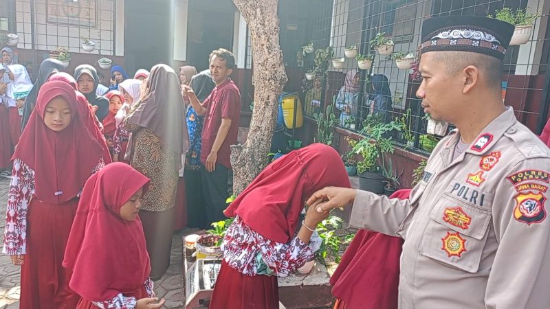 Kapolres Garut AKBP Rohman Yonky Dilatha, S.I.K, M.Si, menginstruksikan seluruh personil Polres Garut beserta Polsek jajaran untuk melaksanakan program Polres Garut Police Goes To School. Jum’at (17/11/2023).                        