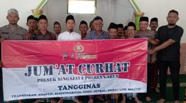 Program Jum’at Curhat merupakan kegiatan kepolisian yang bertujuan untuk memupuk tali silaturahmi dari anggota Polres Garut dan seluruh Polsek jajaran untuk  mendengarkan laporan dan aduan maupun keluhan terkait kinerja kepolisian khususnya Polres Garut secara tatap muka langsung dengan masyarakat.