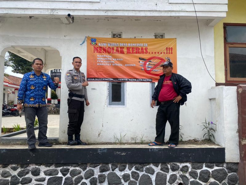 Sinergitas Polsek Kadungora Polres Garut Bersama Warga Desa Rancasalak Tolak Keberadaan Narkoba Dan Miras