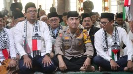 Forkopimda Kabupaten Garut bersama masyarakat melaksanakan Doa bersama dan Istighosah untuk Palestina di Masjid Agung Garut yang dipimpin oleh K.H.A Tantowi Musaddad, M.A. Jum’at (17/11/2023).