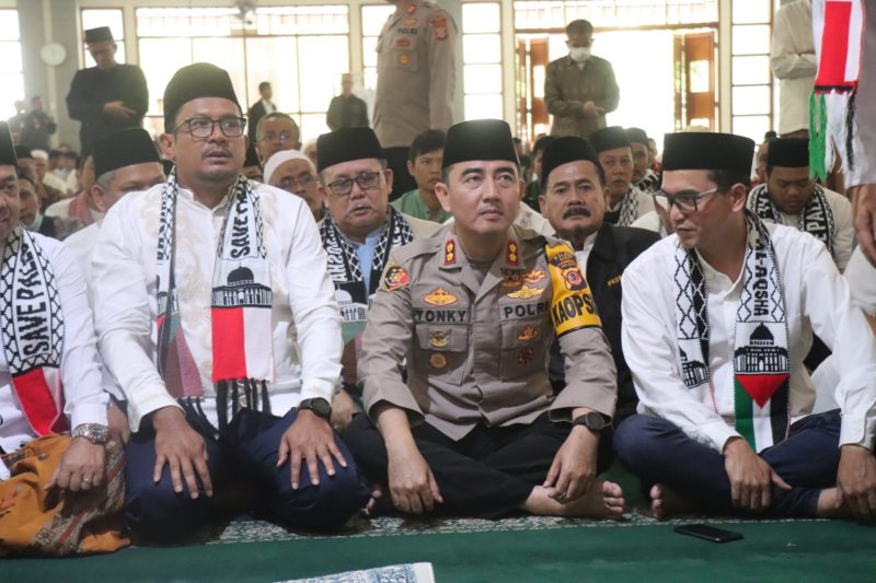 Forkopimda Kabupaten Garut bersama masyarakat melaksanakan Doa bersama dan Istighosah untuk Palestina di Masjid Agung Garut yang dipimpin oleh K.H.A Tantowi Musaddad, M.A. Jum’at (17/11/2023).