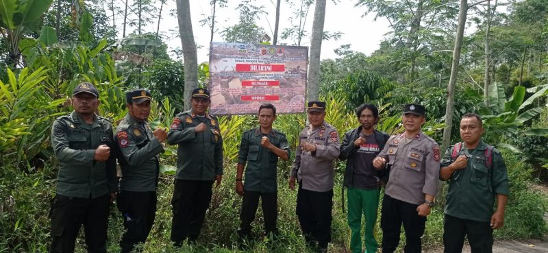 Menindaklanjuti laporan dan keresahan dari masyarakat sekitar Polsek Singajaya Polres Garut bersama Forkopimcam Peundeuy melaksanakan kegiatan penutupan galian batu akik ilegal. Jum’at (17/11/2023).