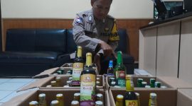Dalam rangka memberantas maraknya peredaran minuman keras di Kecamatan Wanaraja, Polsek Wanaraja Polres Garut gencar laksanakan Operasi Pekat (penyakit masyarakat) dengan sasaran minuman keras. Jum'at (17/11/2023).