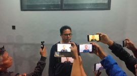 Aksi koboy letuskan senjata api yang di duga di wilayah Garut, Jawa Barat, membuat resah masyarakat. Polisi memastikan akan segera meringkus pria yang pamer senjata api tersebut.
