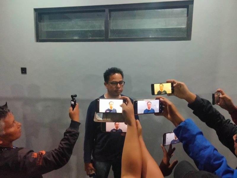 Aksi koboy letuskan senjata api yang di duga di wilayah Garut, Jawa Barat, membuat resah masyarakat. Polisi memastikan akan segera meringkus pria yang pamer senjata api tersebut.