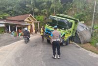 Polsek Cihurip Polres Garut cek tkp kecelakaan tunggal di Jl. Raya Cihurip - Cisompet yang tepatnya di Kp. Gunung Gelap Desa Mekarwangi Kec. Cihurip Kab. Garut. Sabtu (18/11/2023).