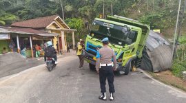 Polsek Cihurip Polres Garut cek tkp kecelakaan tunggal di Jl. Raya Cihurip - Cisompet yang tepatnya di Kp. Gunung Gelap Desa Mekarwangi Kec. Cihurip Kab. Garut. Sabtu (18/11/2023).