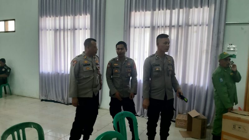 Polsek Cikajang Polres Garut melaksanakan pengamanan pemungutan suara pejabat antar waktu Kepala Desa Giriawas Kecamatan Cikajang Kabupaten Garut. Senin (21/11/2023).