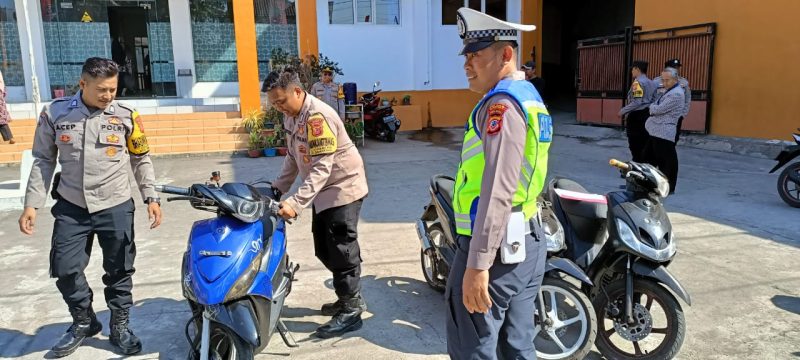 Dalam rangka pemeliharaan kamtibmas dan menciptakan situasi keamanan dan ketertiban masyarakat yang kondusif, Polsek Samarang Polres Garut kembali melaksanakan operasi penertiban knalpot brong atau bising. Rabu (22/11/2023).