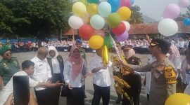Bupati Garut,H Rudy Gunawan sambut dan rayakan Hari Kesehatan Nasional (HKN) tahun 2023 hingga memuji tenaga kesehatan dalam capaian prestasi entitas kesehatan, hal tersebut terungkap dalam acara peringatan tersebut saat upacara di lapang Kantor Setda, Jalan Pembangunan,Tarogong Kidul, Kabupaten Garut. Rabu (22/11/2023).
