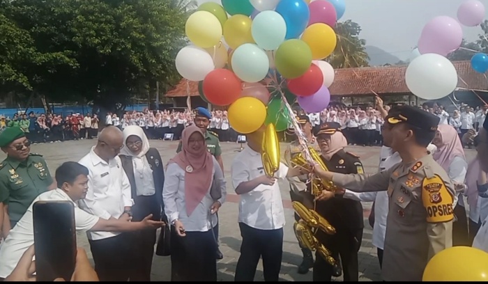 Bupati Garut,H Rudy Gunawan sambut dan rayakan Hari Kesehatan Nasional (HKN) tahun 2023 hingga memuji tenaga kesehatan dalam capaian prestasi entitas kesehatan, hal tersebut terungkap dalam acara peringatan tersebut saat upacara di lapang Kantor Setda, Jalan Pembangunan,Tarogong Kidul, Kabupaten Garut. Rabu (22/11/2023).
