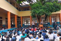 Kapolres Garut AKBP Rohman Yonky Dilatha, S.I.K, M.Si, menginstruksikan seluruh personil Polres Garut beserta Polsek jajaran untuk melaksanakan program Polres Garut Police Goes To School. Rabu (22/11/2023).                             