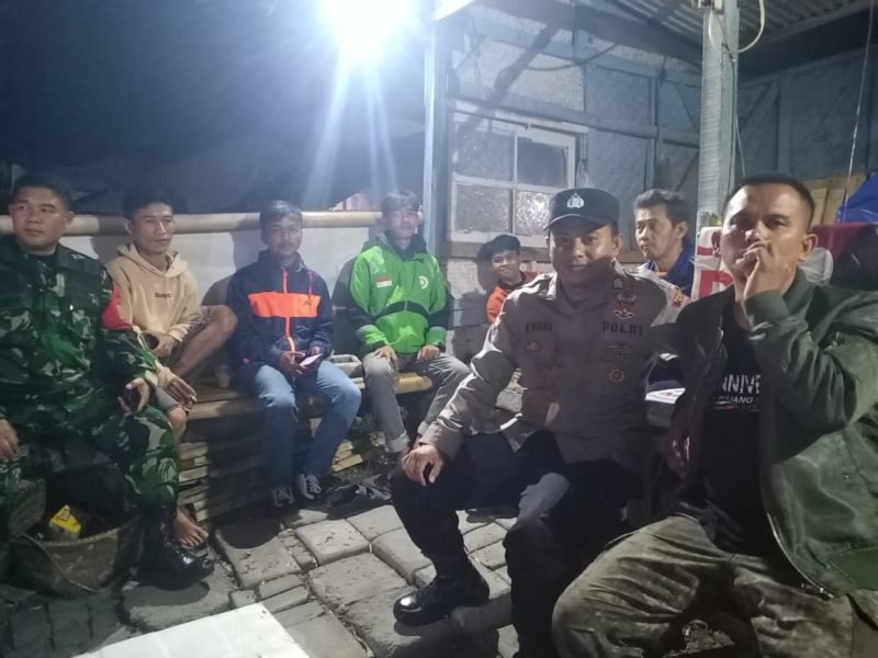 Dalam rangka pemeliharaan keamanan dan ketertiban masyarakat (kamtibmas) serta Cooling System Ops Mantap Brata 2024, Polres Garut beserta Polsek jajaran melakukan pengecekan kegiatan ronda malam di wilayah hukum Polres Garut. Rabu (22/11/2023).