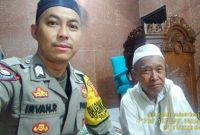 Anggota Polsek Cibiuk Polres Garut berkesempatan bersilaturahmi dan menunaikan ibadah Shalat Subuh berjamaah dengan warga sekitar di Masjid Jami Al-Walidain. Rabu (22/11/2023).