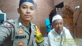 Anggota Polsek Cibiuk Polres Garut berkesempatan bersilaturahmi dan menunaikan ibadah Shalat Subuh berjamaah dengan warga sekitar di Masjid Jami Al-Walidain. Rabu (22/11/2023).