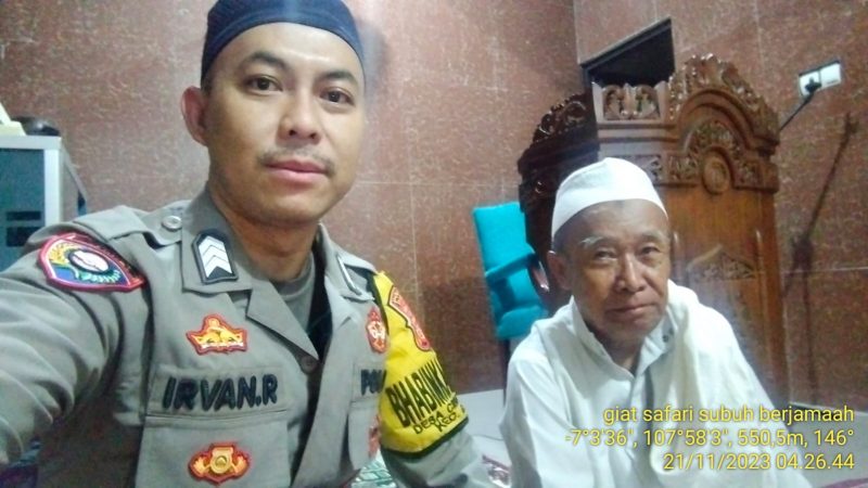 Anggota Polsek Cibiuk Polres Garut berkesempatan bersilaturahmi dan menunaikan ibadah Shalat Subuh berjamaah dengan warga sekitar di Masjid Jami Al-Walidain. Rabu (22/11/2023).