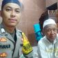 Anggota Polsek Cibiuk Polres Garut berkesempatan bersilaturahmi dan menunaikan ibadah Shalat Subuh berjamaah dengan warga sekitar di Masjid Jami Al-Walidain. Rabu (22/11/2023).